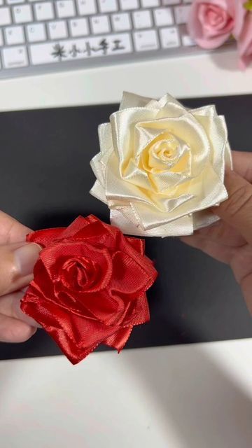 Red White Rose Bouquet, Flower Making With Ribbon, Satin Flowers Diy, Ribbon Rose Bouquets, Ribbon Flowers Bouquet, Ribbon Flowers Diy, Satin Ribbon Roses, Diy Bouquet Wrap, Ribbon Flower Tutorial