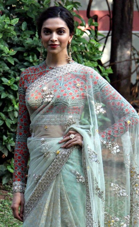 Deepika looking gorgeous in a lovely sari during Bajirao Mastani promotions Deepika In Saree, Minimal Makeup Look, Saree Hairstyles, Indian Wedding Gowns, Full Sleeve Blouse, Deepika Padukone Style, Sari Blouse Designs, Saree Style, Classic Style Outfits