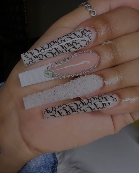 Dior Foil Acrylic Nails, Christian Dior Nail Design, Pink Dior Nails, Dior Nails Acrylic, Birthday Nails Aesthetic, Dior Nails Design, Birthday Freestyle Nails, Pink Pink Nails, Nails With Crystals