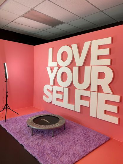 Selfie Design Ideas, Studio Booth Design, Event Selfie Wall, Photobooth Activation, Selfie Decoration Ideas, Selfie Studio Ideas, Photobooth Ideas Events, Salon Selfie Wall, Selfie Zone Decoration