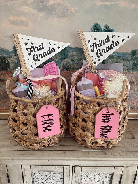 back to school baskets First Day Of School Goodie Bags For Kids, First Day Of School Basket, Back To School Basket, Back To School Gifts For Kids, Homeschool Gifts, First Day Of School Gift, First Day Back To School, Bouquets Ideas, Before School Starts