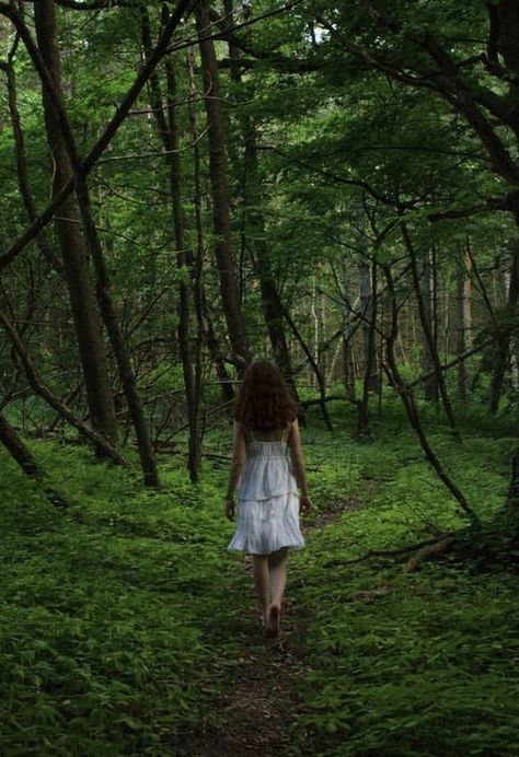 Dryads Aesthetic, Fairy Photoshoot, Fantasy Magic, Grad Photos, Forest Photography, Poses References, Nature Girl, Nature Aesthetic, Photography Inspo