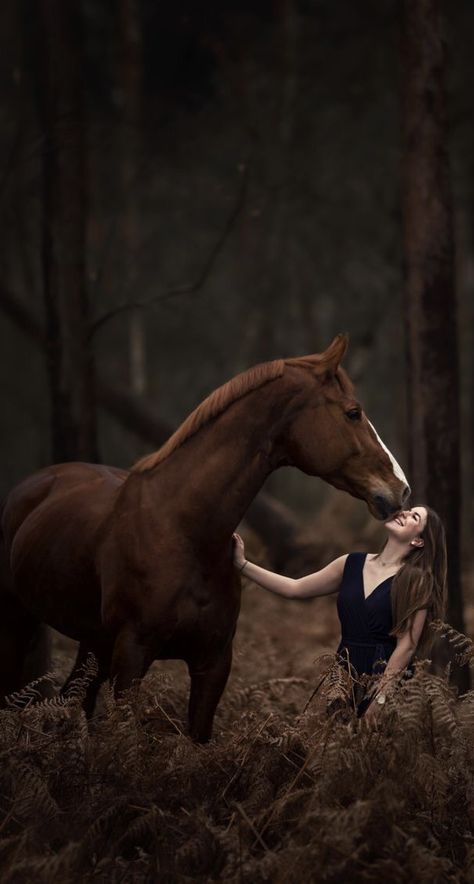 Senior Horse Photography, Horse Shoot, Horse Girl Aesthetic, Horse Photoshoot Ideas, Equine Photography Poses, Equine Photoshoot, Horse Senior Pictures, Horse Photoshoot, Horse Photography Poses