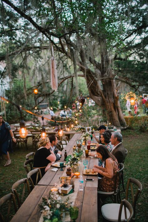 Outdoor Casual Reception in the Park with Boho Details Casual Backyard Wedding, Couples Shower Themes, Casual Reception, Casual Wedding Reception, Backyard Wedding Reception, Wedding Reception Outfit, Wedding Backyard Reception, Couples Bridal Shower, Couple Wedding Shower