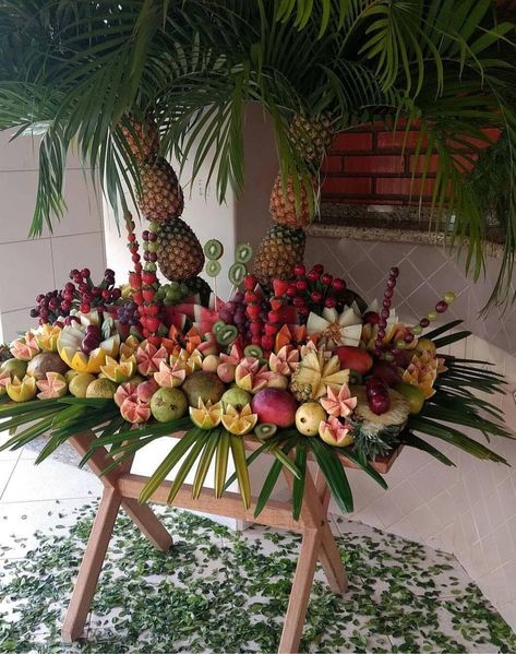 Tropical Fruit And Flower Arrangement, Fruit Tray Designs, Fruit Tables, Fruit Bouquet Ideas, Thai Decor, Tropical Theme Party, Tropical Floral Arrangements, Hotel Flowers, Tropical Birthday Party