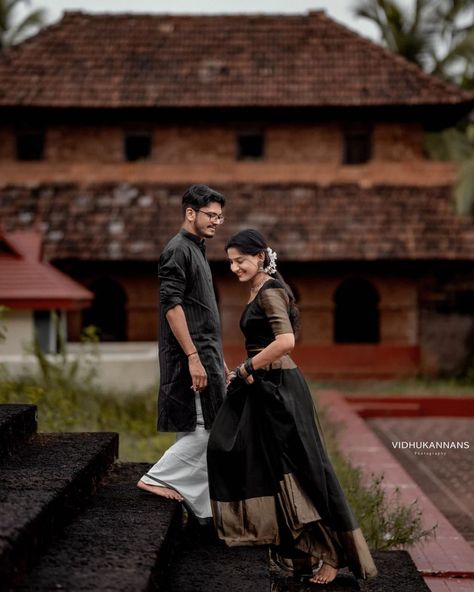 Prewedding Photography Kerala, Couple Shoot In Temple, Kerala Traditional Couple Photoshoot, Save The Date Poses Kerala, Temple Prewedding Shoot, Prewedding Photography Traditional, Village Pre Wedding Shoot, Kerala Traditional Save The Date Photos, Pre Wedding Photoshoot Temple