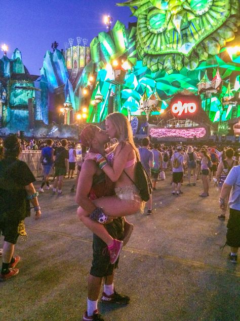 Rave couple Couple Edm Outfits, Edc Rave Outfits Couples, Techno Couple, Rave Couple Pictures, Couple Rave Outfits, Rave Couple Aesthetic, Rave Couple Outfits, Music Festival Couple Pictures, Couples At Festivals