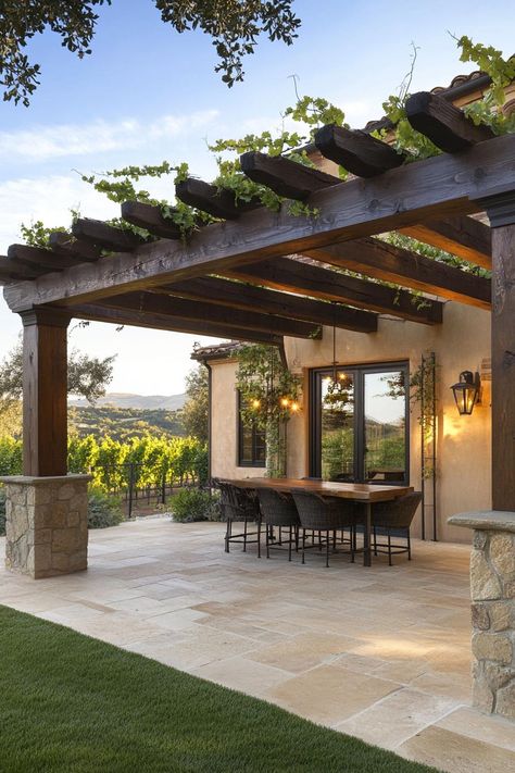 Modern Tuscan vineyard estate with pergola. Check out all of these Tuscan houses that bring the charm of rustic Italian countryside to a dream home. Tuscan Ranch Style Homes, Napa Farmhouse Exterior, Tuscan Inspired Homes, Modern Tuscan Style Homes, Tuscan Backyard Ideas, Italian Country House Interior, Tuscan Style Backyard, Italian Vineyard House, Spanish Porch