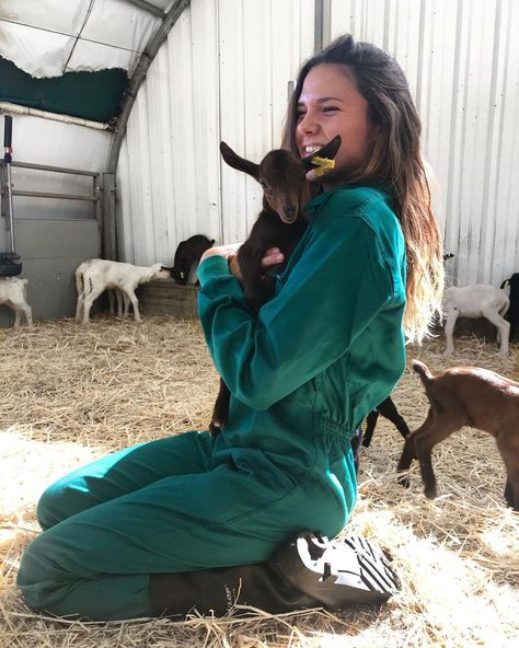 Farm Animal Vet Aesthetic, Vet Tech Life, Large Animal Vet Aesthetic, Vet Life Aesthetic, Farm Vet Aesthetic, Livestock Veterinarian Aesthetic, Large Animal Veterinarian Aesthetic, Vetenarian Aesthetic, Female Veterinarian Aesthetic