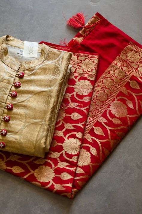 Red Banarsi kattan dupatta Red Banarsi Dupatta Suits Style, Neck Designs For Banarsi Suits, Red Duppata Contrast Suit, Red Banarsi Suit, Banarasi Dupatta Suits Party Wear, Banarsi Dupatta Suits, Banarsi Dupatta Suits Style, Red Dupatta Combination Suit, Banarsi Kurti Designs Latest