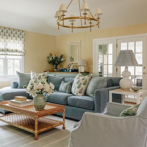 blue and yellow living room inspiration • Instagram Blue Theme Living Room, Southern Living Rooms, Blue And Yellow Living Room, Light Blue Living Room, Blue And Green Living Room, Bedside Table Styling, Navy Living Rooms, Teal Living Rooms, Green Living Room