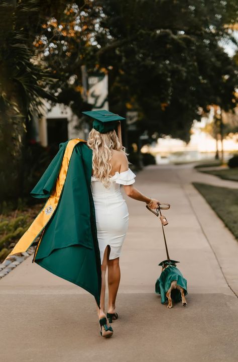 Usf Graduation, Nursing School Graduation Pictures, College Grad Pictures, College Grad Photos, Graduation Pic Ideas, Cap And Gown Pictures, Nursing Graduation Pictures, Senior Photoshoot Poses, College Graduation Photoshoot