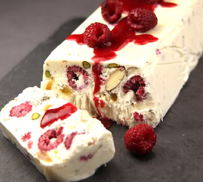 Nougat glacé et son coulis de fruits rouges - Envie de bien manger #recette #glace #nougat Cranberry Cheesecake Bars, Nougat Recipe, Granitas, Cranberry Cheesecake, Thermomix Desserts, Köstliche Desserts, Piece Of Cake, Cheesecake Bars, Frozen Desserts