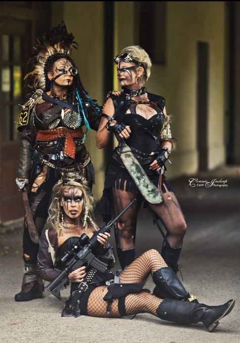 Post Apocalyptic Costume Women, Diy Apocalypse Costume, Mad Max Outfit Women, Mad Max Costume Woman, Mad Max Halloween Costume For Women, Salvage Punk, Mad Max Photoshoot, Post Apocalyptic Outfit Women, Apocalypse Photoshoot