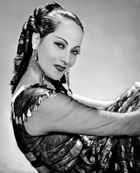 Conrad J. Barrington on Twitter: "Merle Oberon in a publicity portrait for The Private Life of Don Juan (1934)… " Oud Hollywood, Merle Oberon, Glamour Vintage, Jean Harlow, Classic Movie Stars, Classic Actresses, Hollywood Icons, Rita Hayworth, Don Juan