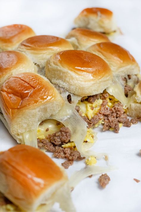 breakfast sliders on Hawaiian rolls on parchment paper Easy Breakfast Sandwich, Cheesy Breakfast, Breakfast Sliders, Philly Cheese Steak Sliders, Breakfast Pizza Recipe, Breakfast Slider, Making Breakfast, Breakfast For A Crowd, Hawaiian Sweet Rolls