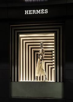 Fashion Window Display, Display Retail, Window Display Retail, 2d Drawing, Visual Merchandising Displays, Store Window Displays, Window Display Design, Flooring Design, Winter Window