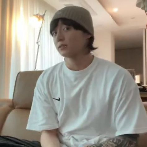 Jungkook Side Eye Meme, Jungkook Reaction Pic, Jungkook Shocked, Jungkook Funny Pics, Sassy Pics, Thumbs Up Funny, Jungkook Reaction, Jungkook Pfp, Jungkook Lockscreen