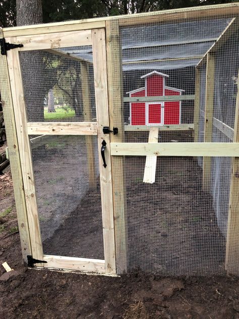 Chicken Coop Run Door, Homemade Chicken Run, Chicken Coop Doors Diy How To Build, Chicken Coop Door Diy, Chicken Coop Run Ideas Easy Diy, Coop Door Diy, Chicken Coop Door Ideas, Diy Chicken Coop Ideas Easy Cheap, Chicken Coop Designs Diy Cheap