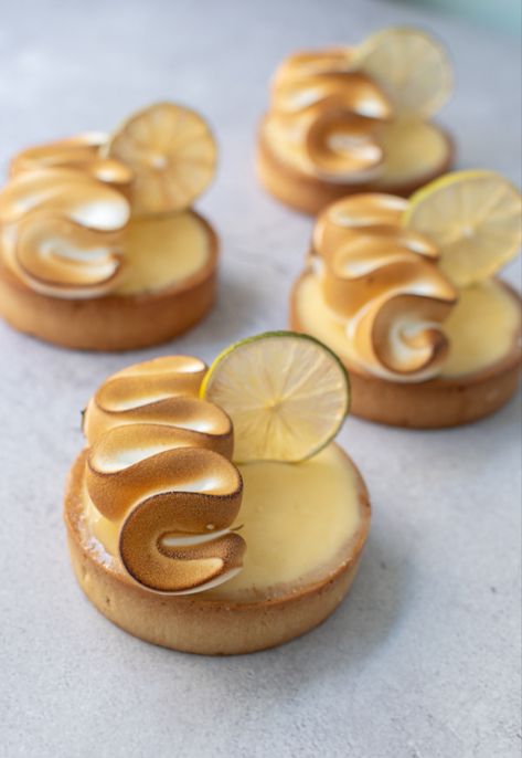 Lemon Tart Design, Tart Dessert Design, Lemon Meringue Tart Plating, Fine Dining Dessert Ideas, Mini Tartlets Dessert, Elegant Mini Desserts, Tart Plating Ideas, Fine Dining Desserts Michelin Star, Composed Desserts