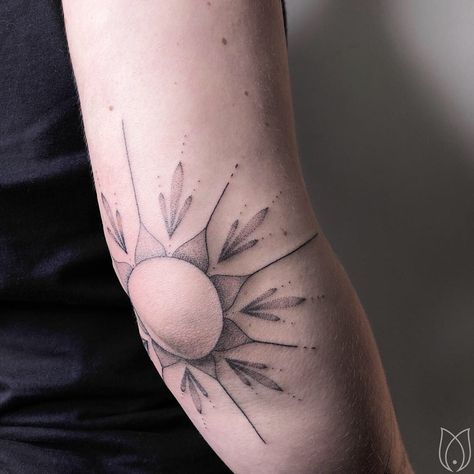 Elbow Sun Tattoo . Handpoke Hamburg by Kokosmaedchen Sunrise Elbow Tattoo, Sun Tattoo Around Elbow, Sun Moon Elbow Tattoo, Elbow Fine Line Tattoo, Sun Around Elbow Tattoo, Sun Tattoo On Elbow, Sun On Elbow Tattoo, Elbow Tattoo Sun, Moon Elbow Tattoo