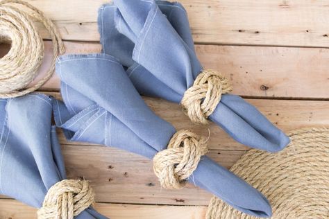 Diy Rope Design, Coastal Napkin Rings, Rope Napkin Rings, Nautical Napkin Rings, Diy Nautical, Monkey Fist Knot, Napkin Rings Diy, Beaded Napkin Rings, Nautical Diy