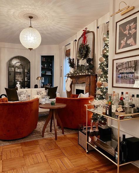 Anna Page on Instagram: “I was told yesterday that this bar cart space doesn’t get enough love so I wanted to give it a spot on the feed! 🙌🏼 We are prepping for…” Anna Page Home, Nyc Apartment Christmas Decor, Anna Page Apartment, Apartment Inspo Aesthetic Living Room, Small Apartment Christmas Decor Ideas, Anna Page, Christmas Apartment, Frame House, Modern Glam