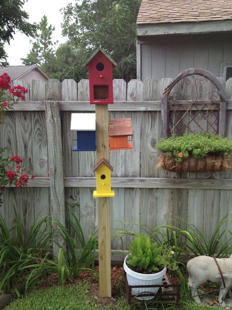 Totem Pole Birdhouses.... The top one (red) is a house with a feeder on the bottom. Birdhouses On Posts, Green House Aesthetic, Barbie Mansion, Wildlife Crafts, Bushcraft Projects, Birdhouse Pole, Backyard Corner, Bee Hotels, Bird Totem