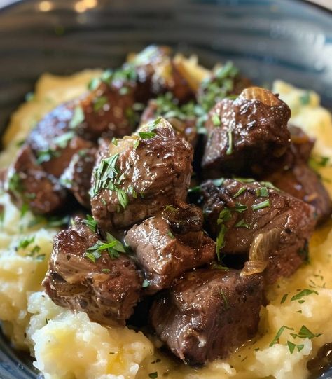 Garlic Butter Steak Bites and Mash Slow Cooker Garlic Butter Ribeye With Parmesan Mashed Potatoes, Steak Bites And Mashed Potatoes, Garlic Butter Mashed Potatoes, Meat With Potatoes, Juicy Steak Bites, Steak Meals, Garlic Butter Steak Bites, Butter Steak Bites, Food Steak