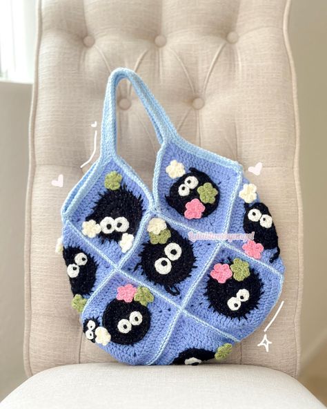 Crochet Bag One Color, Miyazaki Crochet, Crochet Starry Night, Bathroom With Gold Accents, Starry Night Crochet, Studio Ghibli Crochet, Star Crochet Bag, Ghibli Crochet, Crochet Bag Diy