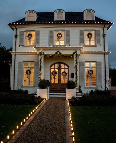 42 Spectacular Outdoor Christmas Lights Ideas - Home Soils Country Romance, Christmas Interiors, White Paint Colors, Hello Lovely, Outdoor Christmas Lights, Colonial House, Christmas House, Country Christmas, The Ranch