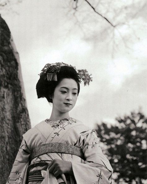 Mineko Iwasaki, Memoirs Of A Geisha, Turning Japanese, Japanese Geisha, Maneki Neko, Asian Inspired, Vintage Pictures, Japanese Kimono, Japanese Women