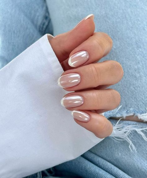 25 French Tip Nails That Are 'Très Chic'! - Haul of Fame Chrome Nails Designs, Graduation Nails, May Nails, Formal Nails, Subtle Nails, Classic Nails, Pearl Nails, Round Nails, Oval Nails