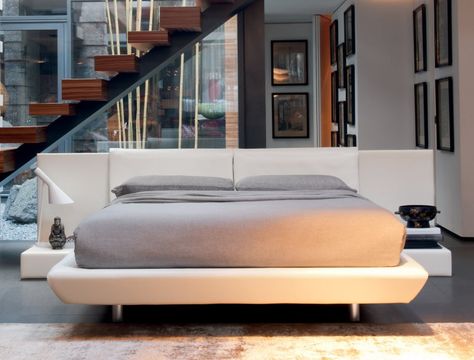 Idee - Quando e perché posizionare un letto centro stanza - DIOTTI.COM Modern Double Beds, Creative Beds, Letto King Size, Modern Upholstered Beds, Platform Bed Designs, Small Bedroom Layout, Minimalist Bed, Lit King Size, Bedroom Trends