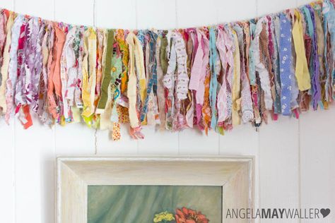 How to Make a Scrappy Fabric Rag Garland — Simple Creative Home Fabric Garland Diy, Diy Fabric Banner, Fabric Strip Garland, Diy Fabric Garland, Fabric Streamers, Rag Curtains, Rag Banner, Garland Ideas, Rag Garland