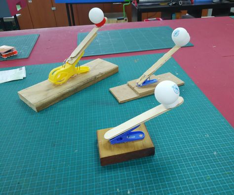 Catapult For Kids, Diy Catapult, Kids Discover, Popsicle Sticks, Science For Kids, Diy Toys, Summer Kids, Diy Crafts For Kids, Paper Crafts Diy