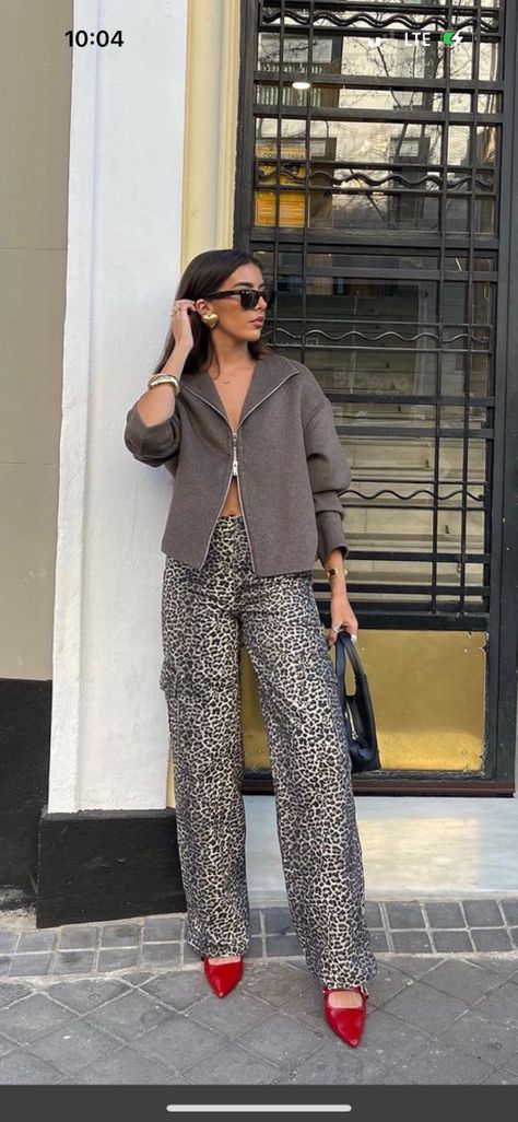 Fashion Night Outfit, Aquarium Date Outfit, Outfit Animal Print, Nyc Street Style Summer, London Outfits, Printed Pants Outfits, Animal Print Cardigan, Perfect Capsule Wardrobe, Animal Print Pants