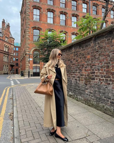 Tan Trench Coat Outfit, Lily Clark, Stylish Jeans Outfit, October Fashion, Trench Coat Outfit, Jumper Skirt, Minimal Outfit, Causual Outfits, Coat Outfits