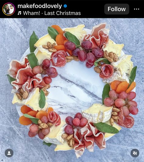 Anti Pasta, Charcuterie Wreath, Charcuterie Ideas, Christmas Charcuterie, Christmas Platter, Decorações Com Comidas, Charcuterie Inspiration, Grazing Table, Party Food Platters