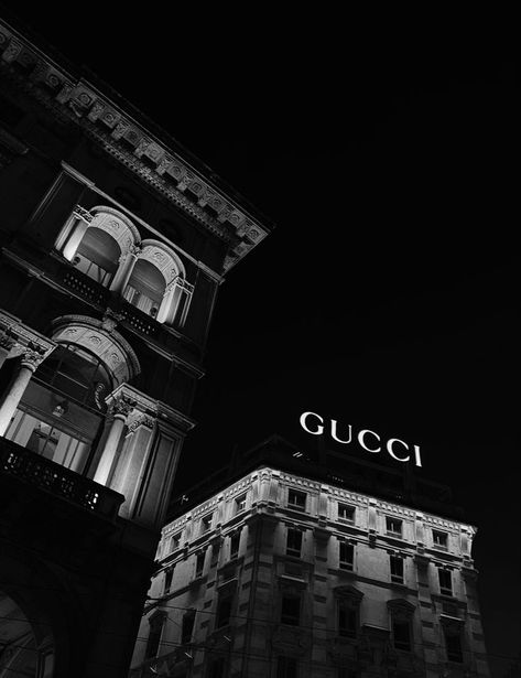 Black And White Gucci Aesthetic, Gucci Asethic, Effiel Tower Wallpaper, Name Brand Wallpapers, Black Old Money Aesthetic, Photo Wall Black And White, White Photo Wall, Aesthetic Gucci, Gucci Aesthetic