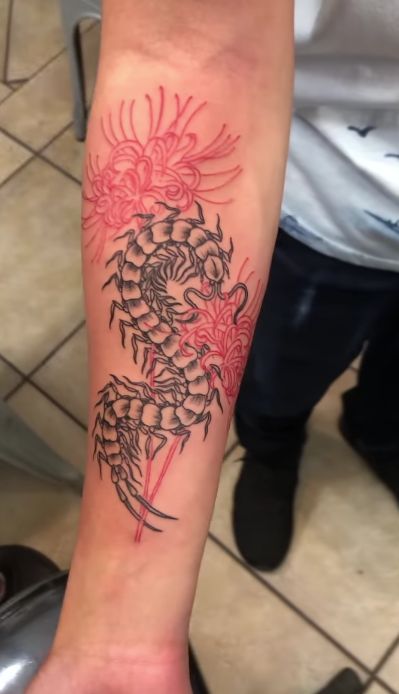 Spider Lily Centipede Tattoo, Dragon Lily Tattoo, Villain Arc Tattoo, Centipede Flower Tattoo, Spider Lily Tattoo Men, Red Centipede Tattoo, Spider Lily Sleeve Tattoo, Red Tattoo Arm, Tokyo Ghoul Tattoo Spider Lily