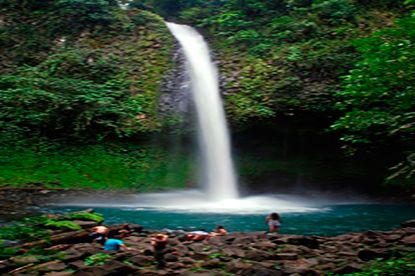 The amazing La Fortuna Waterfall! Costa Rica Hot Springs, Costa Rica Waterfall, Rustic Villa, Costa Ric, Fortuna Costa Rica, Costa Rica Travel Guide, Wade In The Water, Living In Costa Rica, Arenal Volcano