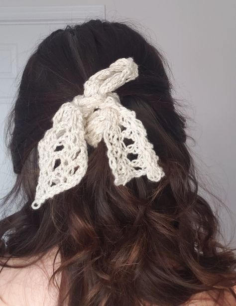 Tunisian Crochet pattern, but no tunisian hook required! Add a sweet, feminine touch to messy buns, keep your hair out of your eyes, and tie back loose curls with this pretty hair ribbon. This fast, stash busting pattern is great for familiarizing yourself with tunisian crochet, and there is no tunisian hook required! Crochet Hair Ribbons Free Pattern, Crochet Hair Piece, Crochet Ribbon Hair Tie, Lace Hair Ribbon, Crochet Hair Ribbon, Messy Crochet, Crochet Lace Ribbon, Crochet Hair Tie, Crochet Apparel