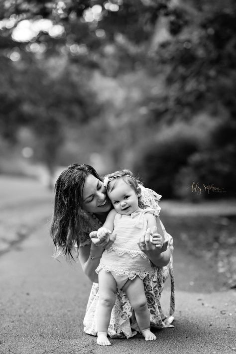 Mom And 1 Year Daughter Photoshoot, Mom And One Year Old Photography, Baby’s First Birthday Photos, One Year Old Photoshoot Ideas, One Year Old Photo Shoot, 1 Year Pictures, Mommy Daughter Photography, Fam Photos, 1 Year Baby