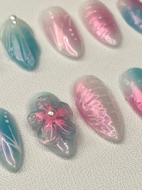 sping/summer nails  @nailsofgold_ on instagram Mermaid Summer Nails, Summer Water Nails, Blue Shell Nails, Nails Ocean Theme, Simple Ocean Nails, Jelly Fish Nails Art, Mermaid Nails Aesthetic, Blue Water Nails, Ocean Theme Nails