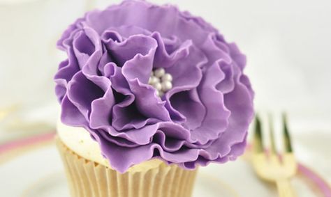 Fondant Icing Flowers, Diy Fondant Flowers Easy, Easy Gum Paste Flowers, How To Make Flowers Out Of Fondant, Making Fondant Flowers, Diy Fondant Flowers, Easy Fondant Flowers Tutorial, Fondant Decorations For Beginners, How To Make Fondant Flowers