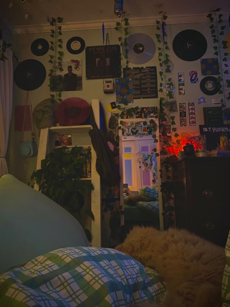 Dark Indie Room, Niyati Core, Alt Bedroom Aesthetic, Dark Indie Aesthetic, Rockstar Grunge, Indie Alt Aesthetic, Bedroom Inspirations Teenage Indie, Alt Indie Room, Alt Indie Aesthetic