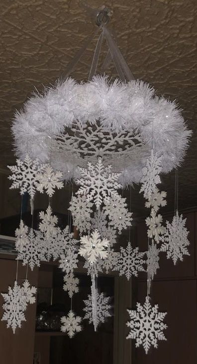 Diy Hanging Snowflakes, Snow Theme Christmas Decorations, Christmas Chandelier Decor Diy, Diy Christmas Chandelier, Christmas Ceiling Decorations Ideas, Snowflake Ceiling, Christmas Chandelier Ideas, Snowflake Chandelier, Christmas Chandelier