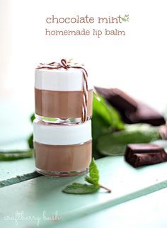 Chocolate Mint Homemade Lip Balm #DIY Homemade Lip Balm Recipe, Mint Lip Balm, Diy Lip Balm Recipes, Homemade Spa, Lip Balm Recipes, Homemade Cosmetics, Homemade Lip Balm, Diy Lip Balm, Chocolate Mint