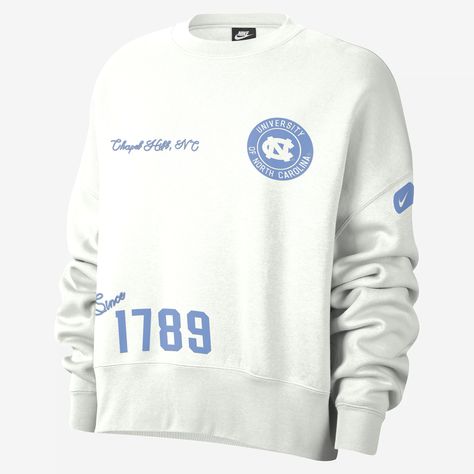 Marked with details that celebrate the year your school was founded, this roomy sweatshirt is all about celebrating the Tar Heels and their history at UNC. Made with our midweight brushed fleece, it feels extra soft on the inside and smooth on the outside to help you stay cozy as you show out for your team on game day and every day. Dance Team Merch, School Merchandise Ideas, Senior Apparel, Unc College, Collegiate Sweatshirt, School Merch, Sweatshirt Inspiration, Basketball Shirt Designs, Senior Sweatshirts